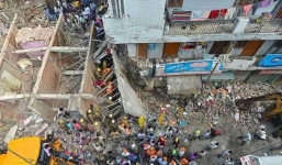 Sập nhà 3 tầng, ít nhất 2 trẻ em tử vong, hàng chục người mắc kẹt